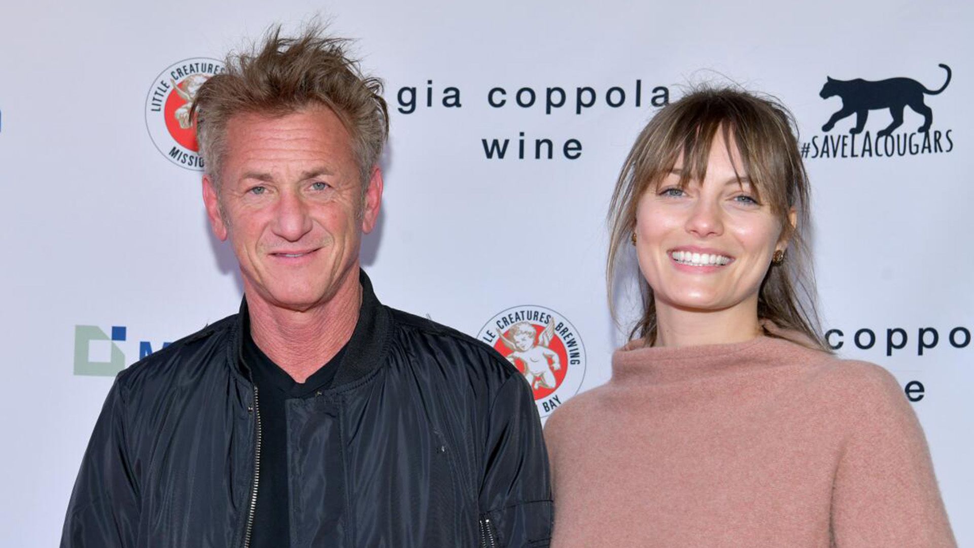 Sean Penn w czarnej kurtce i Leila George w beżowym swetrze