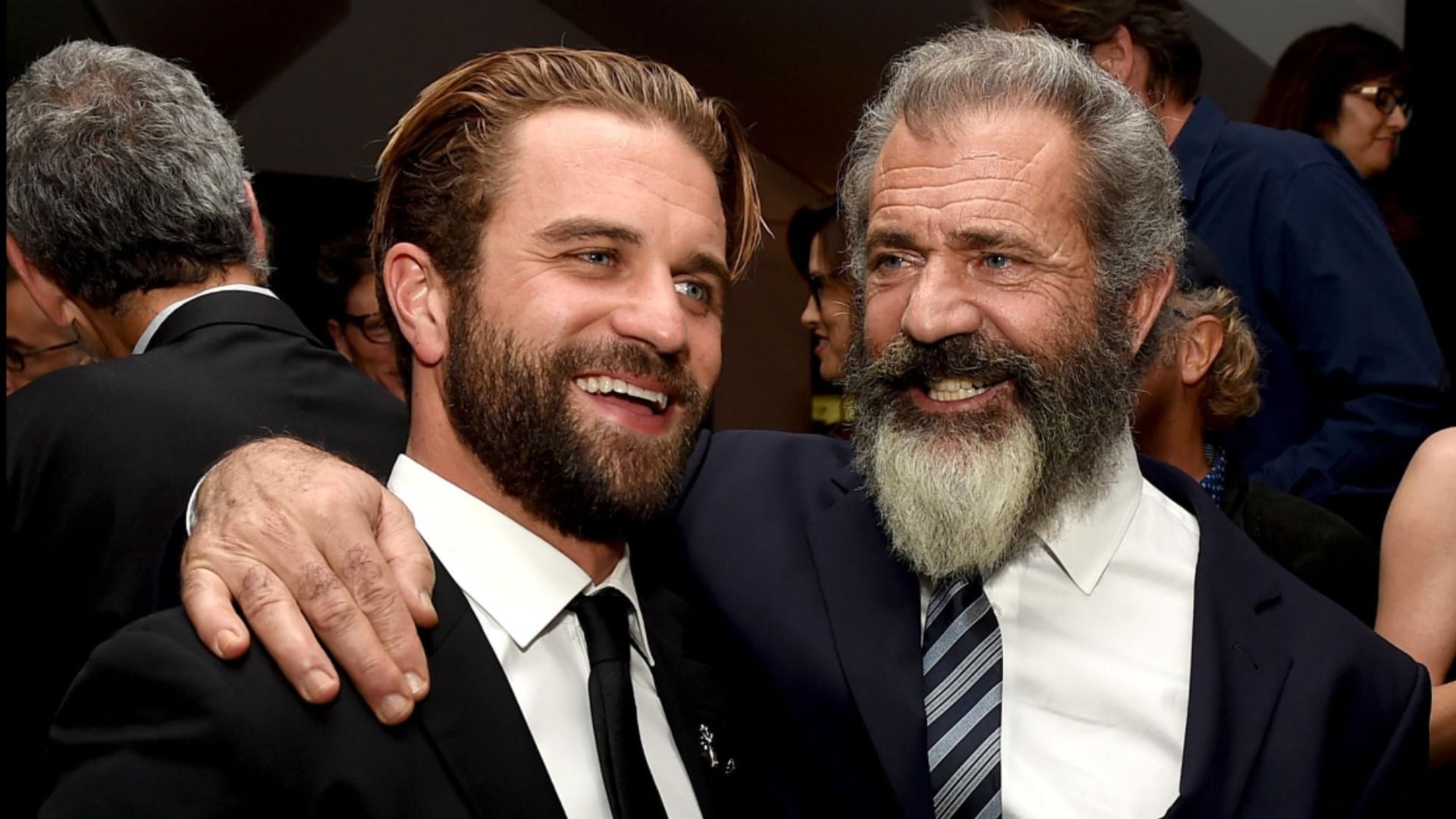 Aktorzy Milo i Mel Gibson w czarnych garniturach