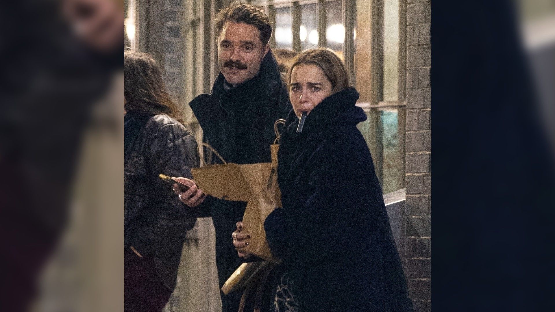 Emilia Clarke i Bassi Fox spacerujący ulicą w zimowych ubraniach