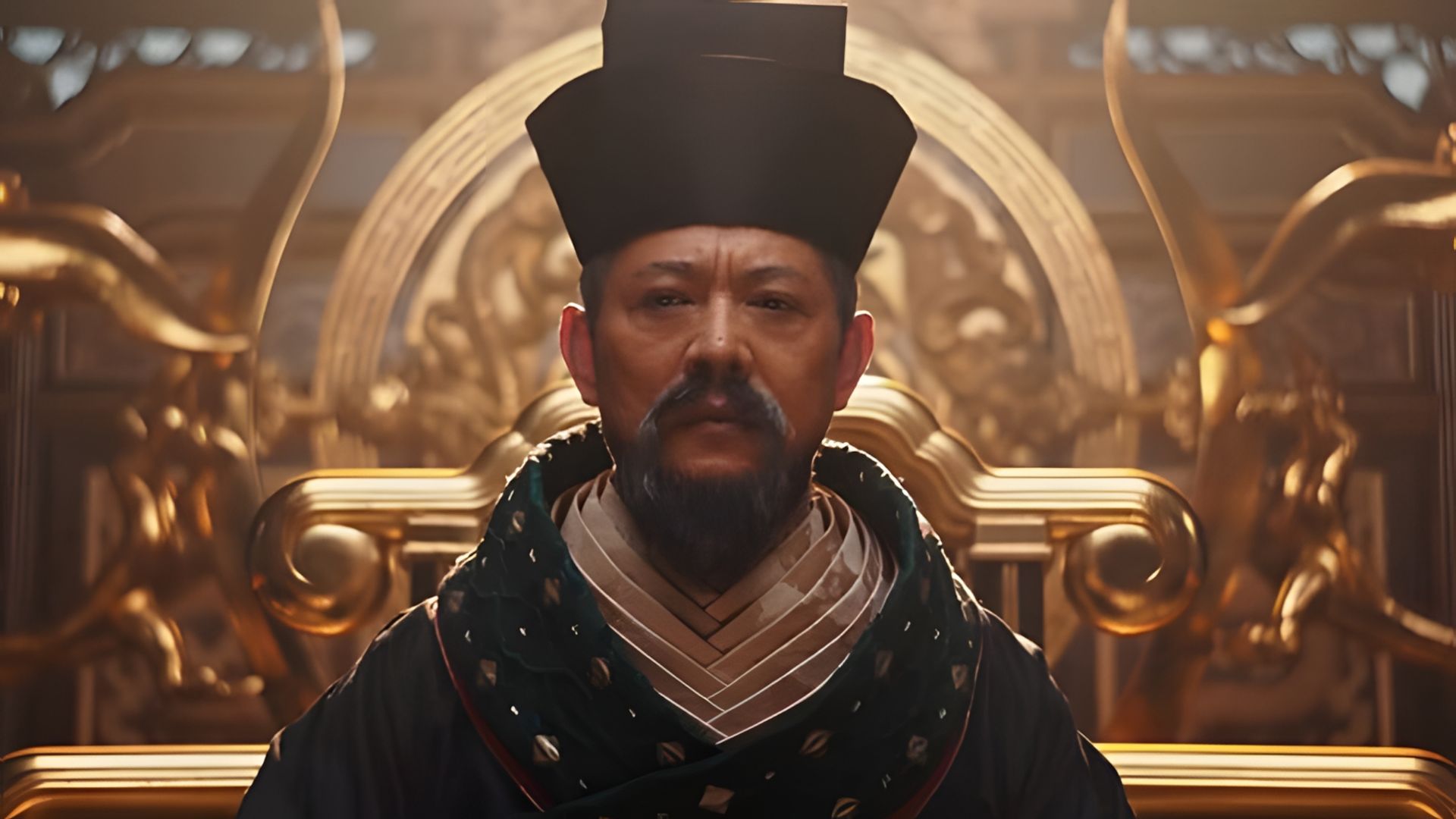 Jet Li w stroju chińskiego cesarza, kadr z filmu Mulan