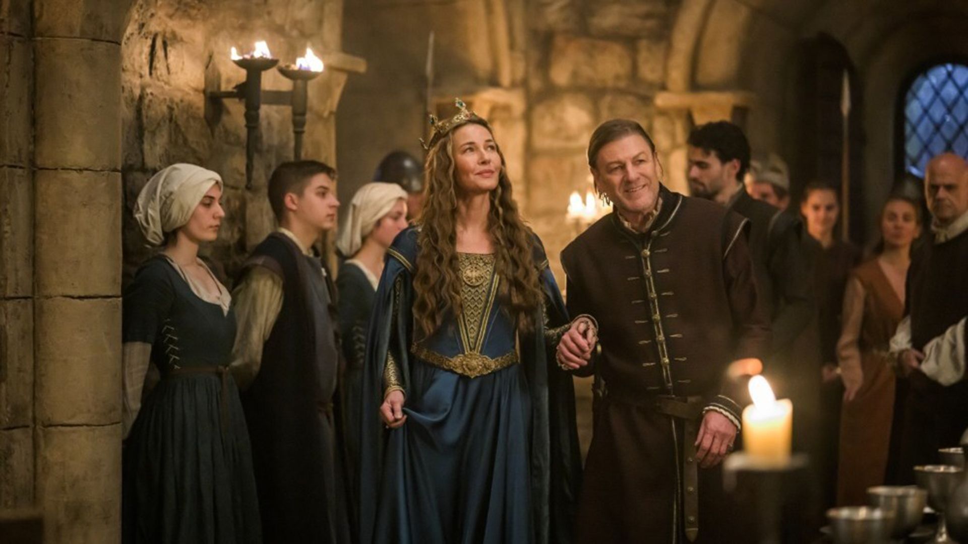 Connie Nielsen i Sean Bean w kostiumach historycznych wewnątrz zamku