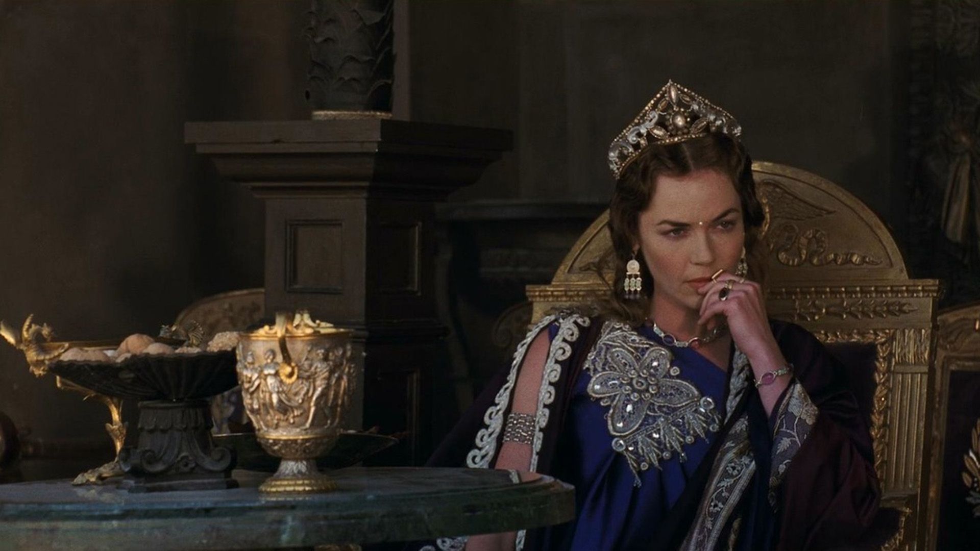 Connie Nielsen jako Lucilla siedzi zamyślona na złotym tronie