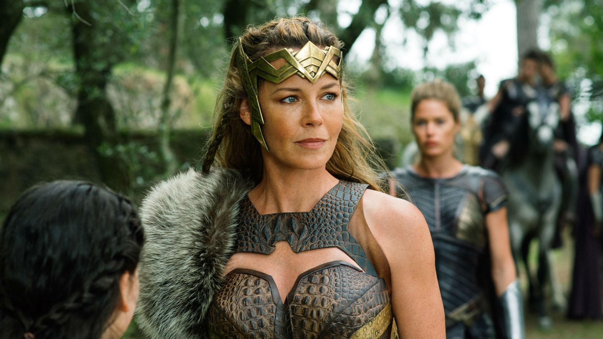 Connie Nielsen w skórzanej zbroi i złotej amazońskiej koronie