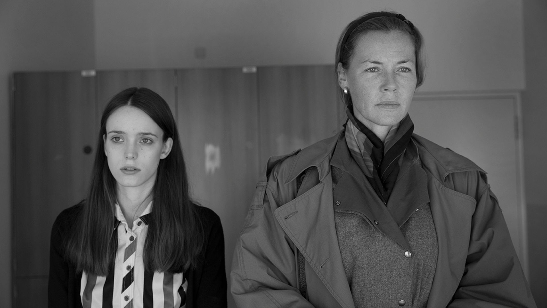 Connie Nielsen z poważnym wyrazem twarzy stojąca obok młodej dziewczyny