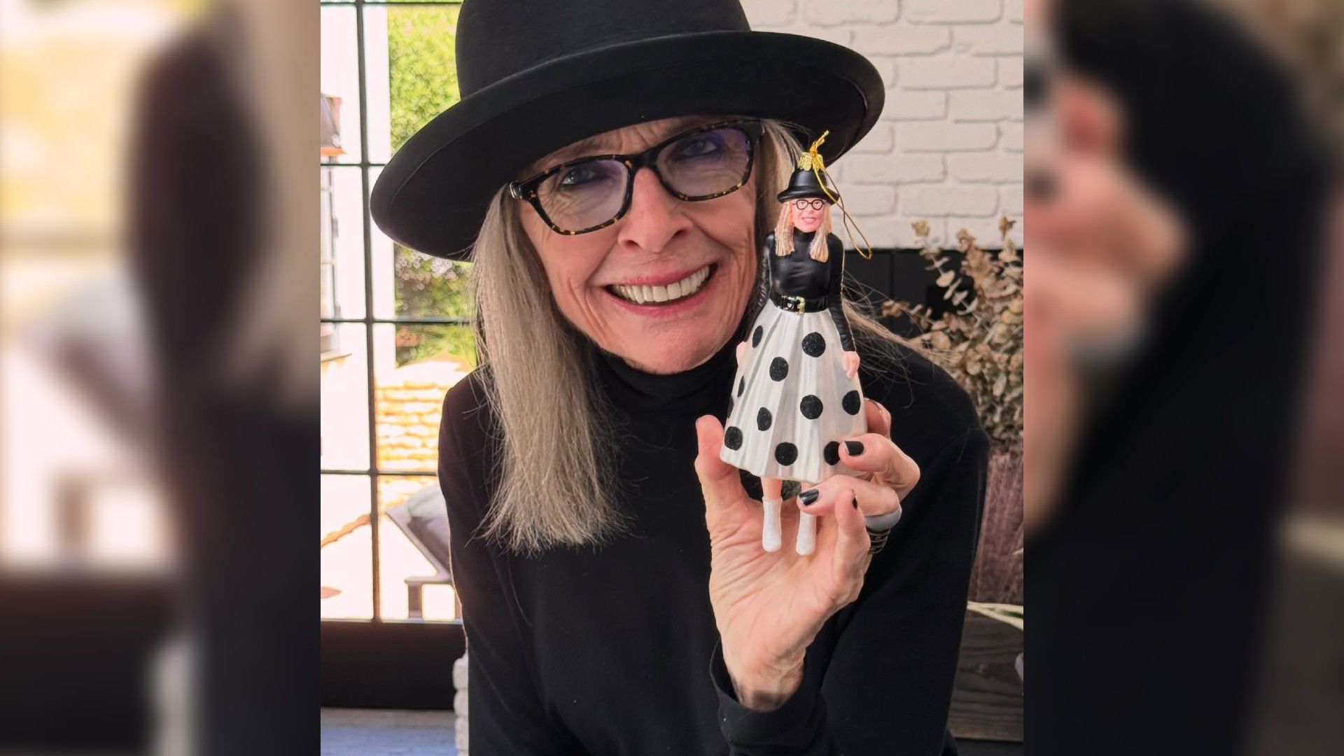 Diane Keaton w kapeluszu prezentuje świąteczną ozdobę będącą jej dokładną repliką