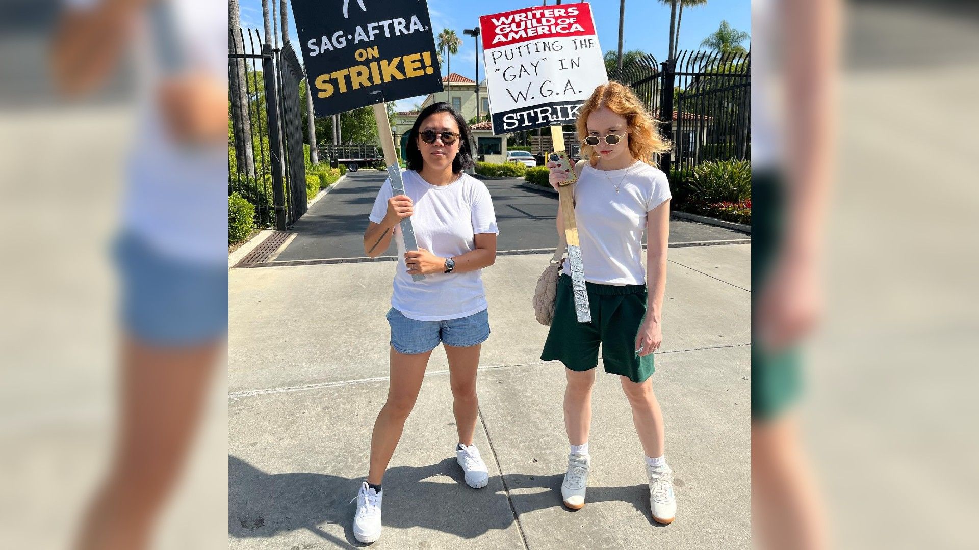 Suzanna Son i Ada Bedayo podczas strajku scenarzystów trzymające transparenty