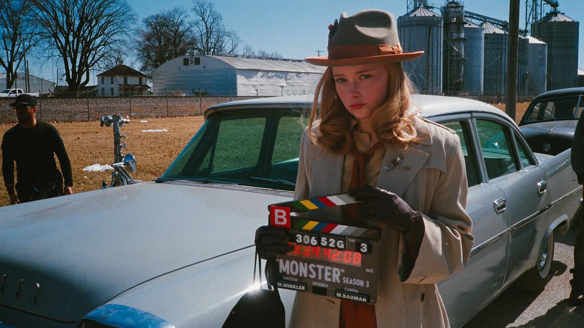 Suzanna Son w stroju z początku XX wieku trzyma klaps z napisem Monster