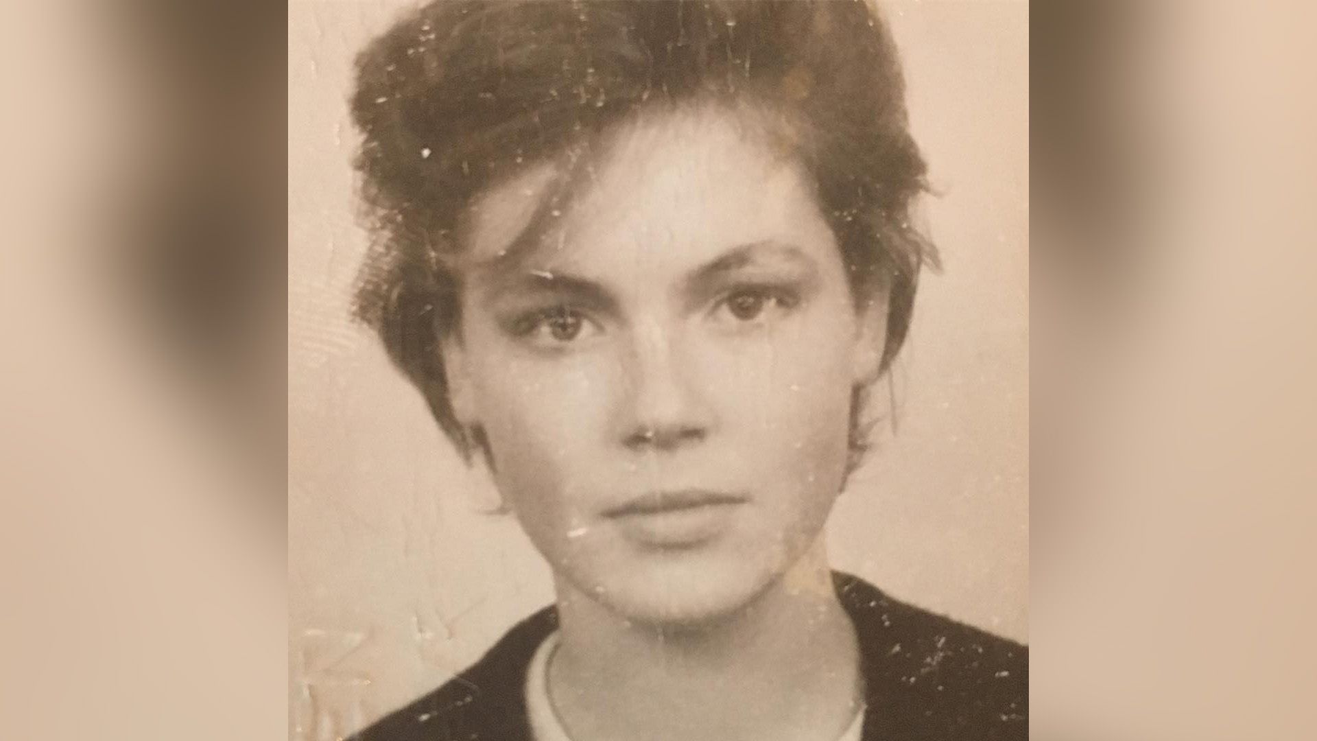 Młoda Connie Nielsen w zbliżeniu