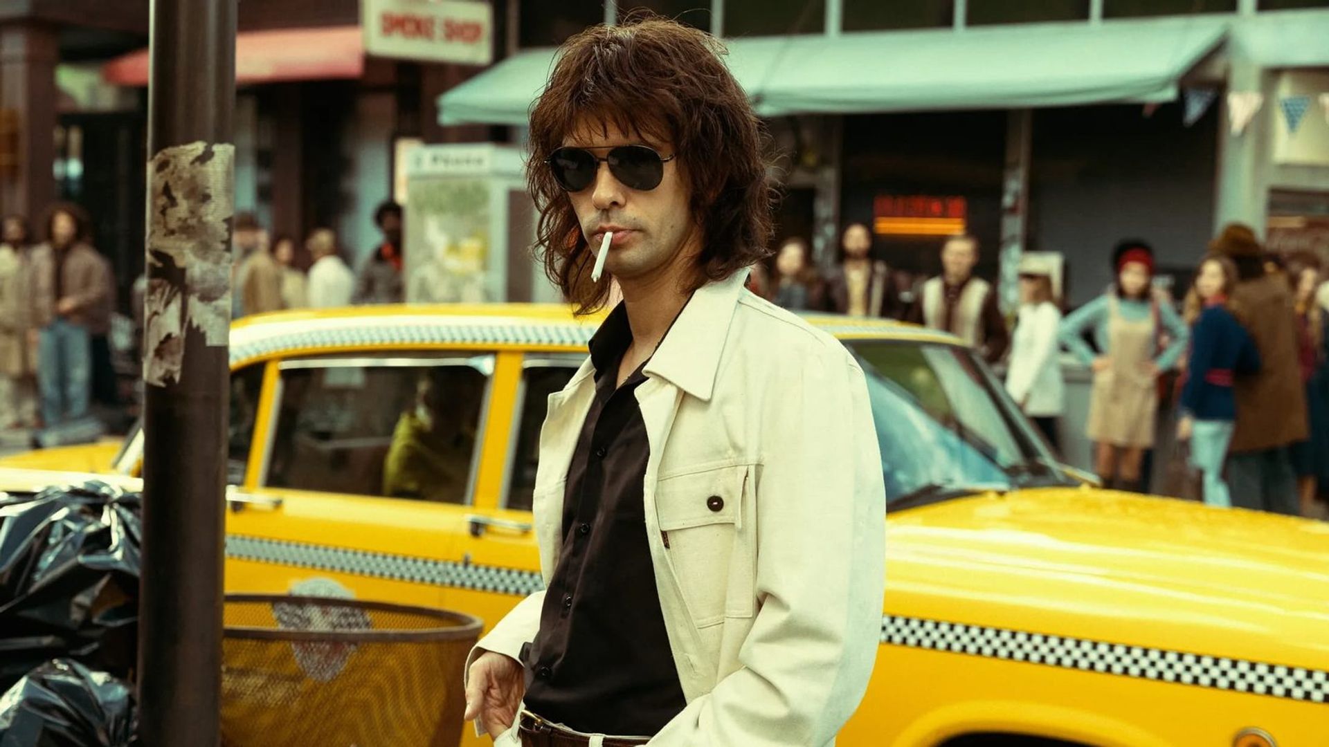 Ben Whishaw w długiej peruce i okularach aviator, kadr z filmu Limonov