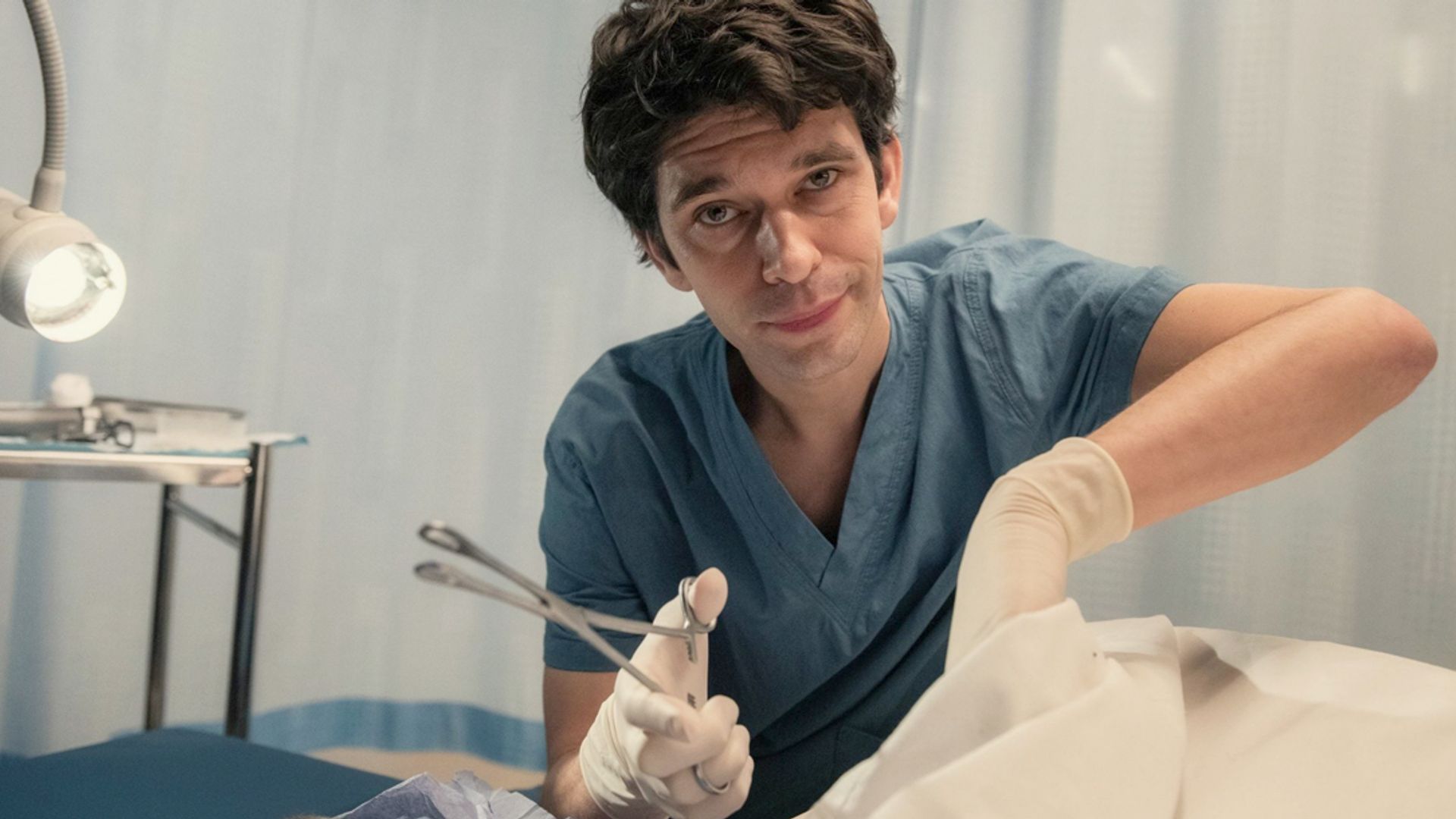 Ben Whishaw w lekarskim uniformie trzymający narzędzie medyczne, kadr z serialu This Is Going to Hurt