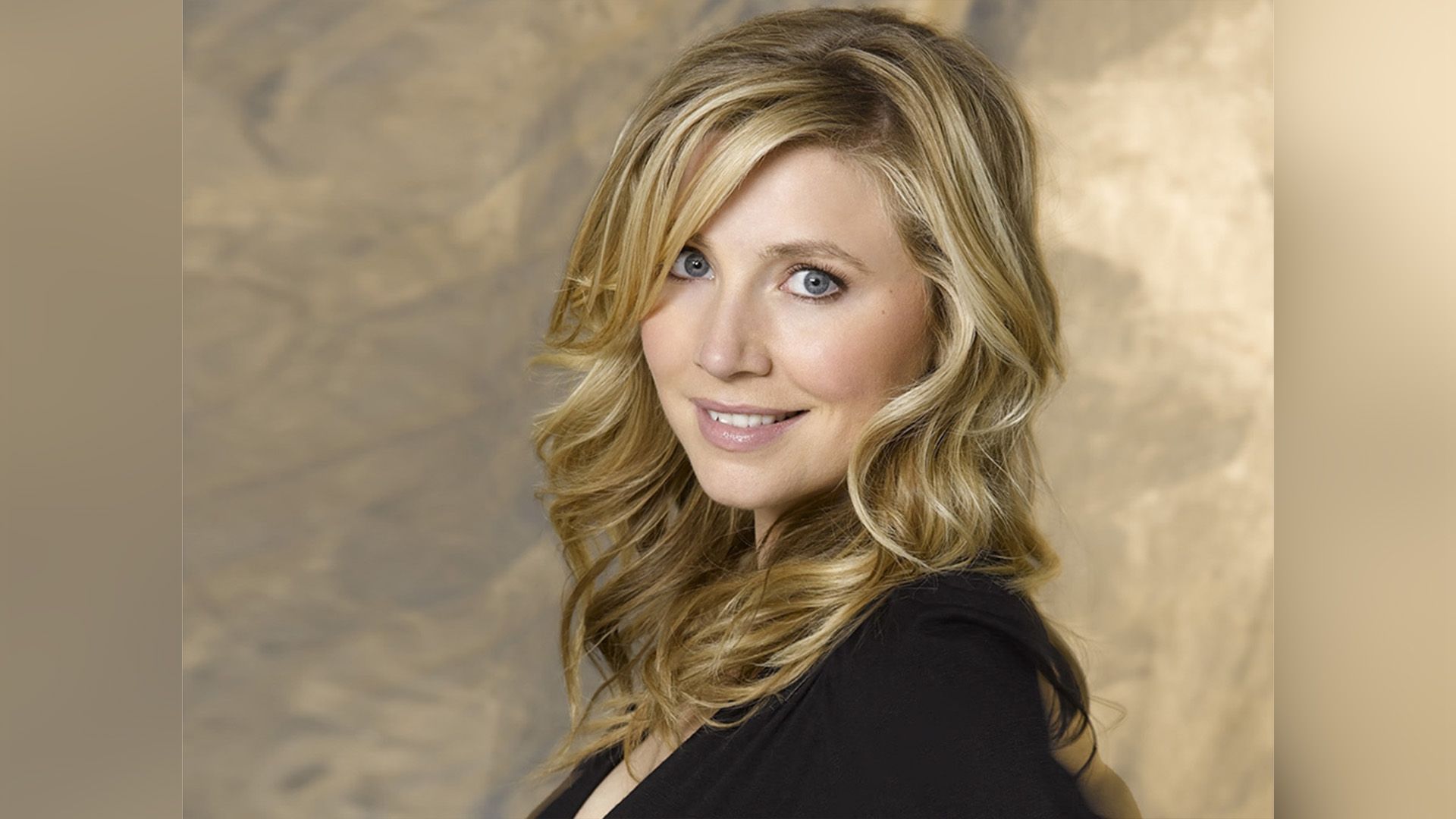 Aktorka Sarah Chalke w ujęciu trzy czwarte