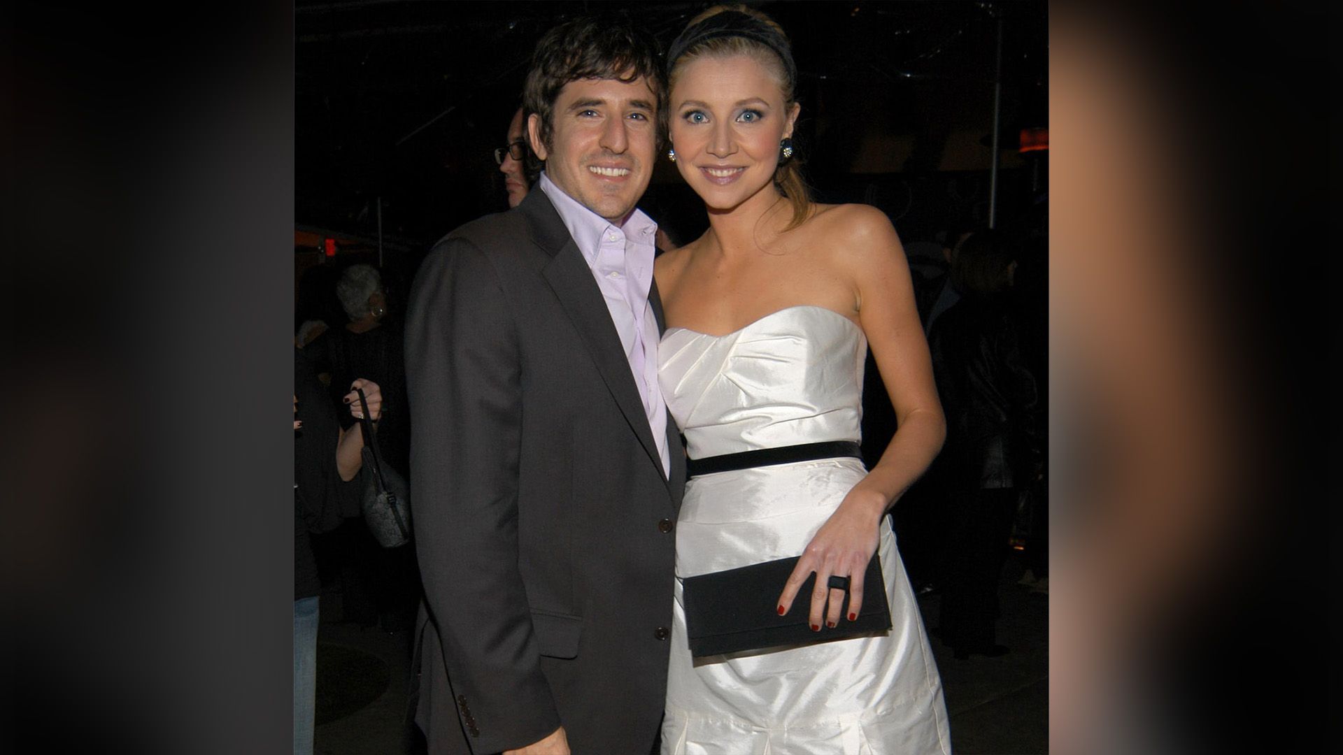 Sarah Chalke w białej sukience i Jamie Afifi w marynarce