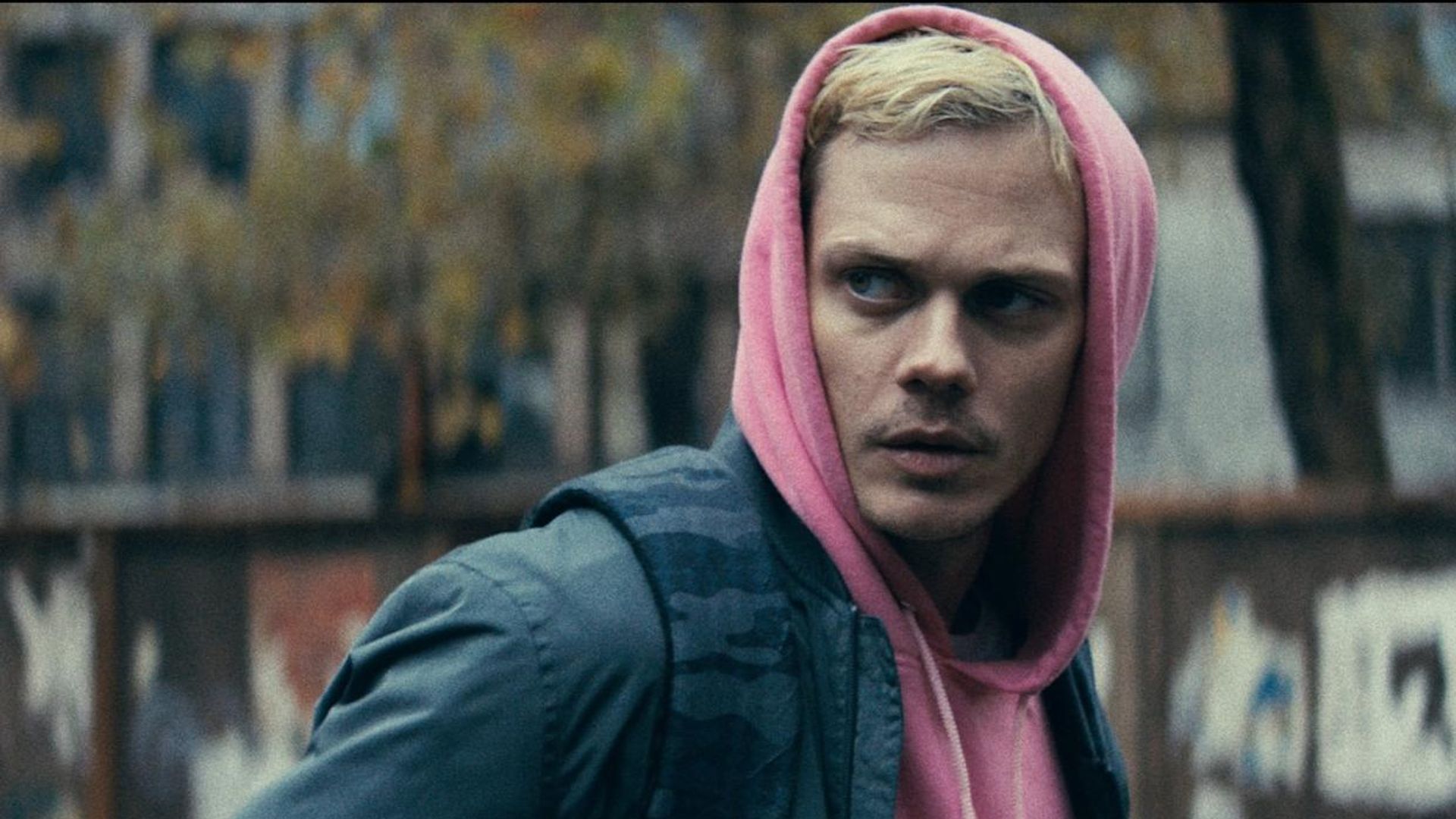 Bill Skarsgård w różowej bluzie z kapturem