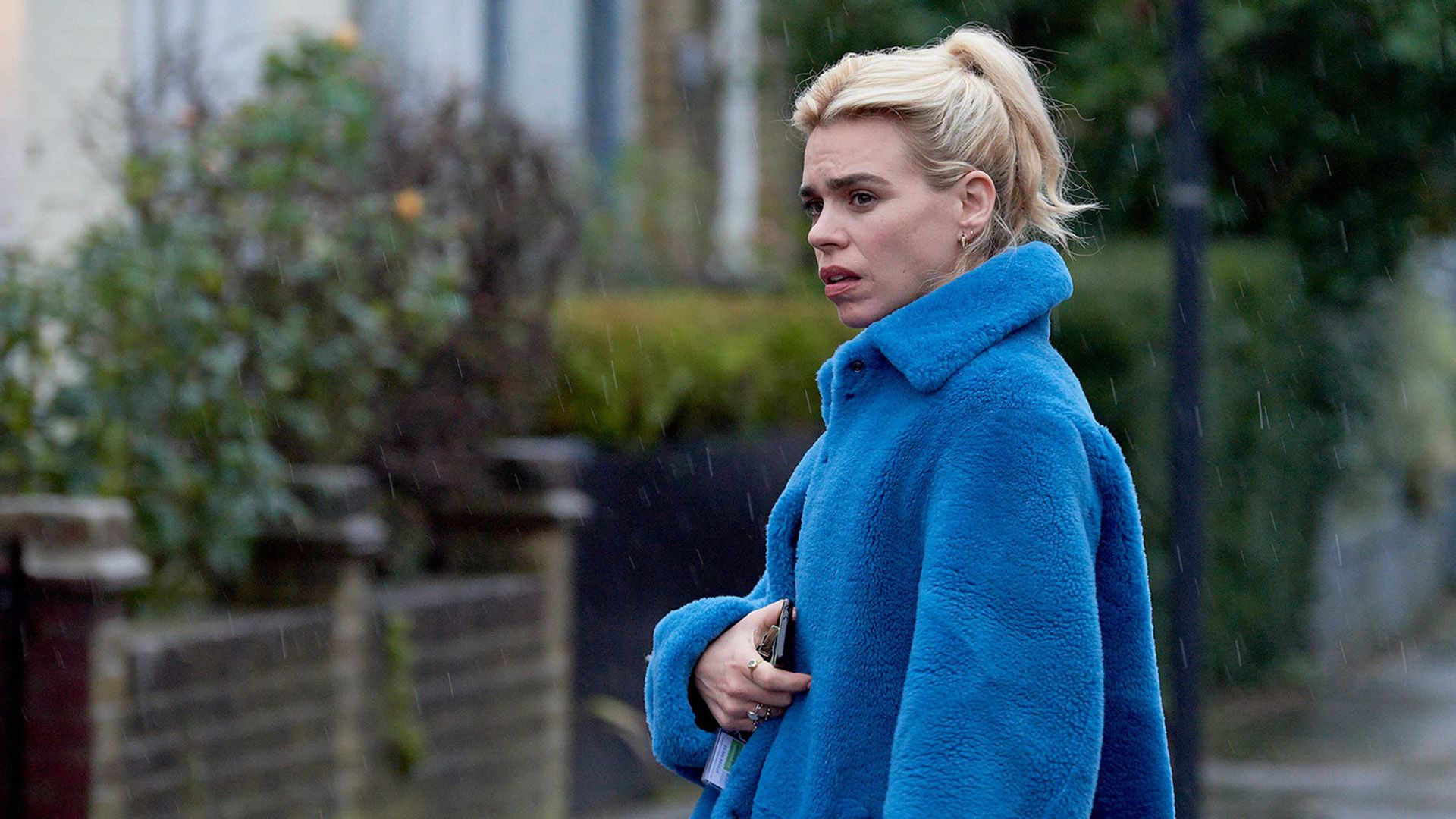 Billie Piper w niebieskim pluszowym płaszczu stojąca na ulicy
