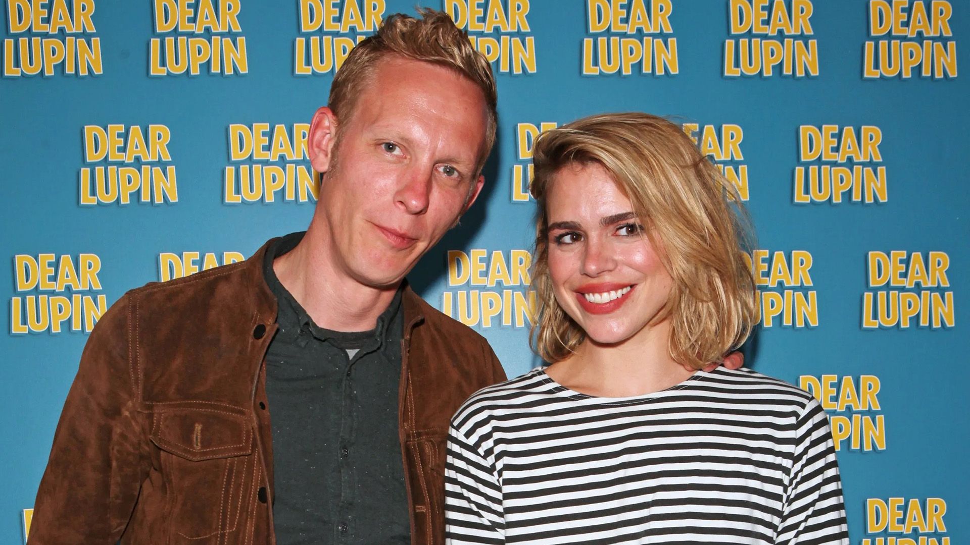 Billie Piper w pasiastym swetrze i Laurence Fox w brązowej marynarce na niebieskim tle