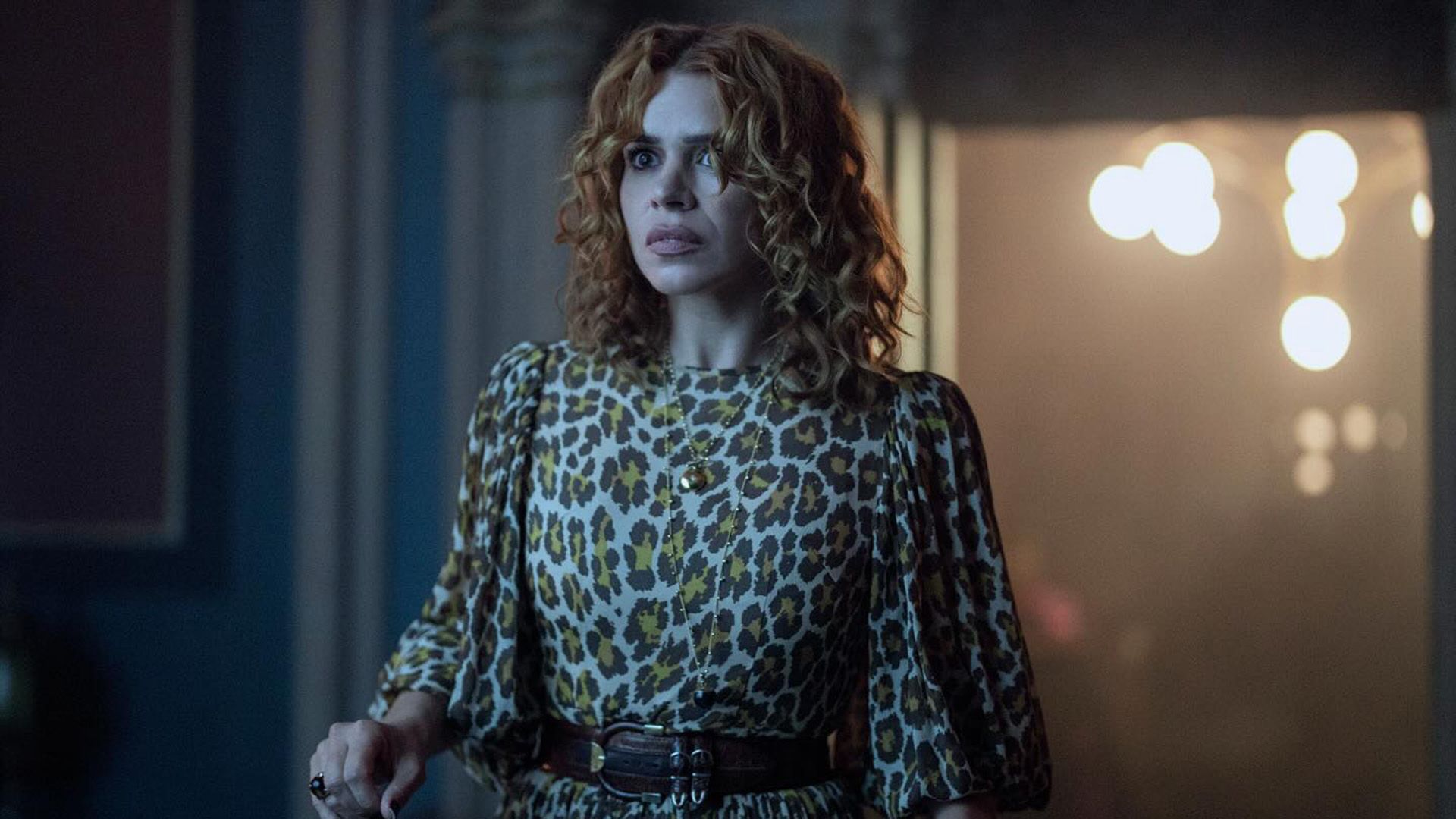 Billie Piper z rudymi lokami w panterkowej sukience