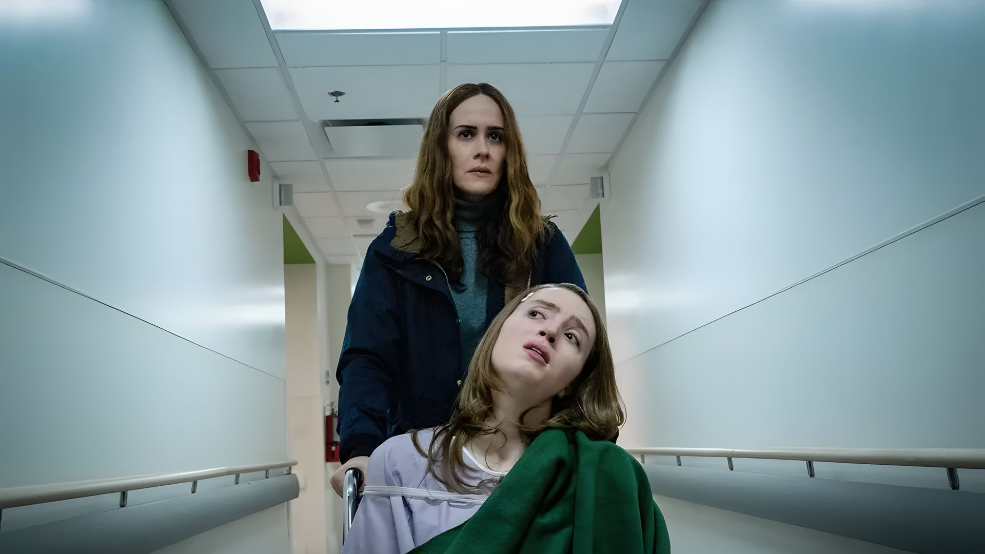 Jennifer Connelly pcha Alice Englert na wózku, scena z filmu Bad Behaviour