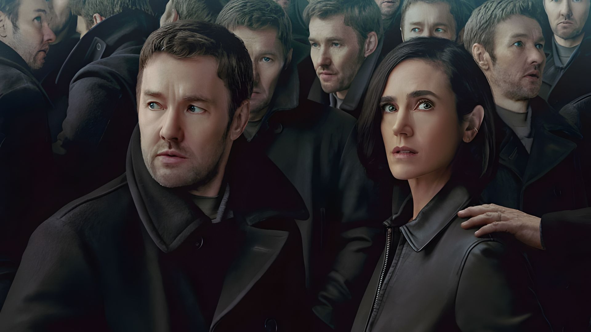 Joel Edgerton i Jennifer Connelly w okryciach wierzchnich stoją w tłumie