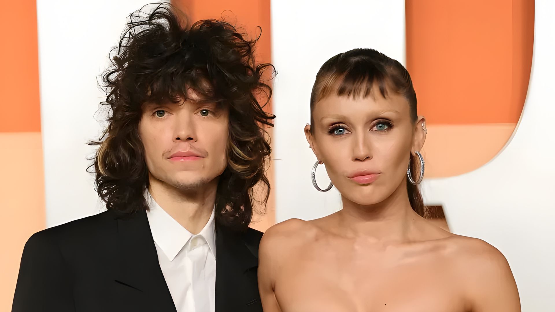 Miley Cyrus i Maxx Morando pozują na czerwonym dywanie