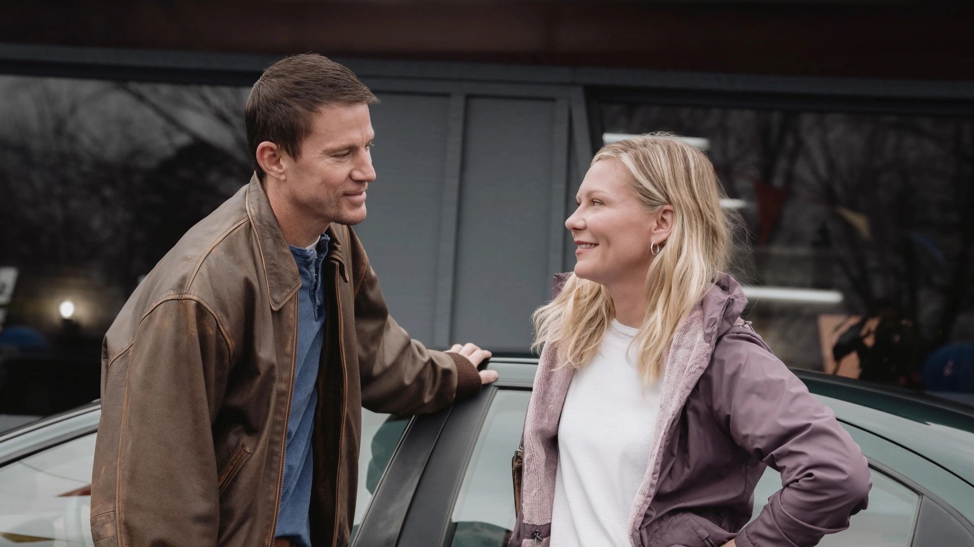 Kirsten Dunst i Channing Tatum stoją naprzeciwko siebie i uśmiechają się