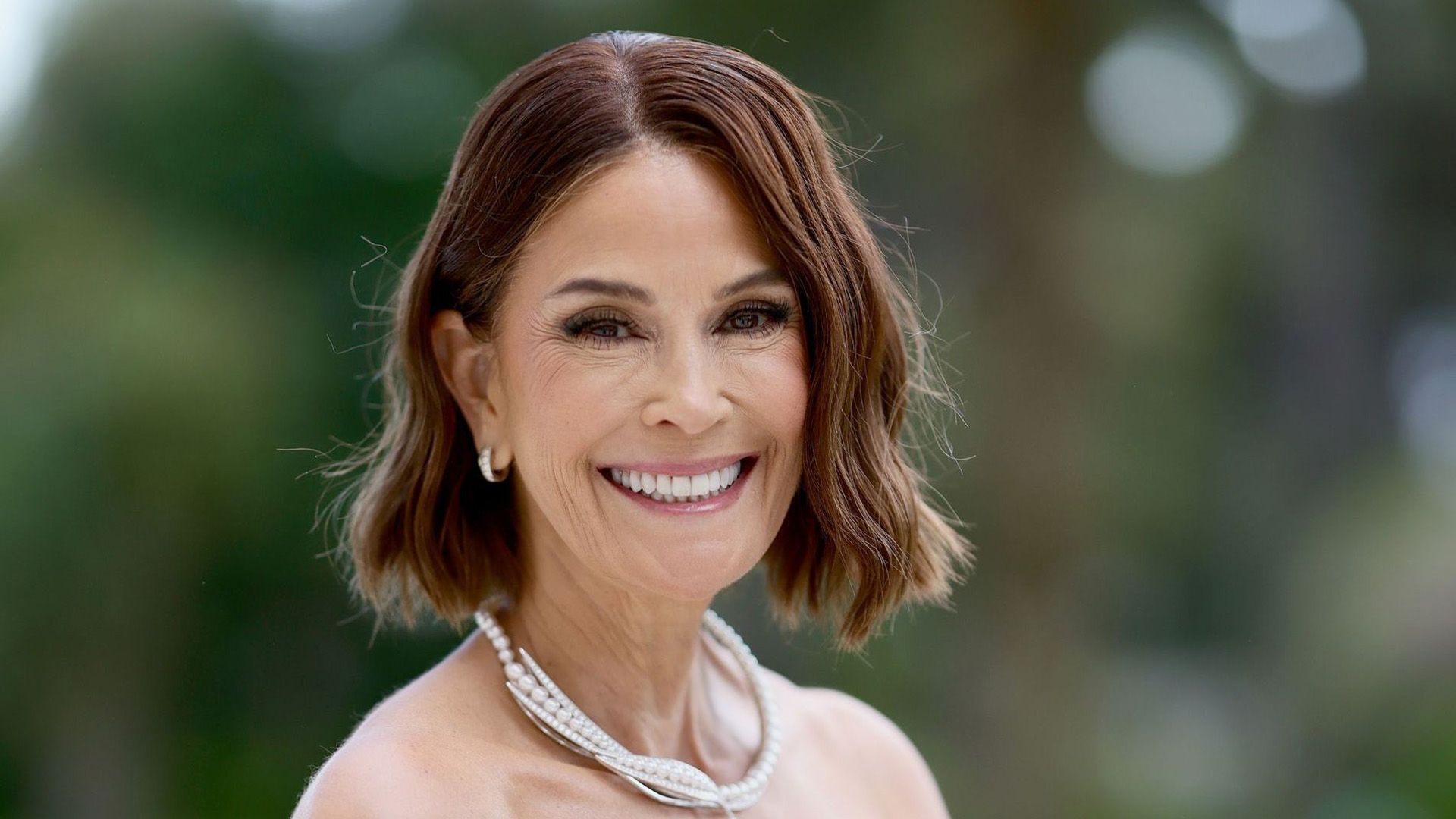 Aktorka Teri Hatcher z fryzurą bob, szeroko się uśmiechająca