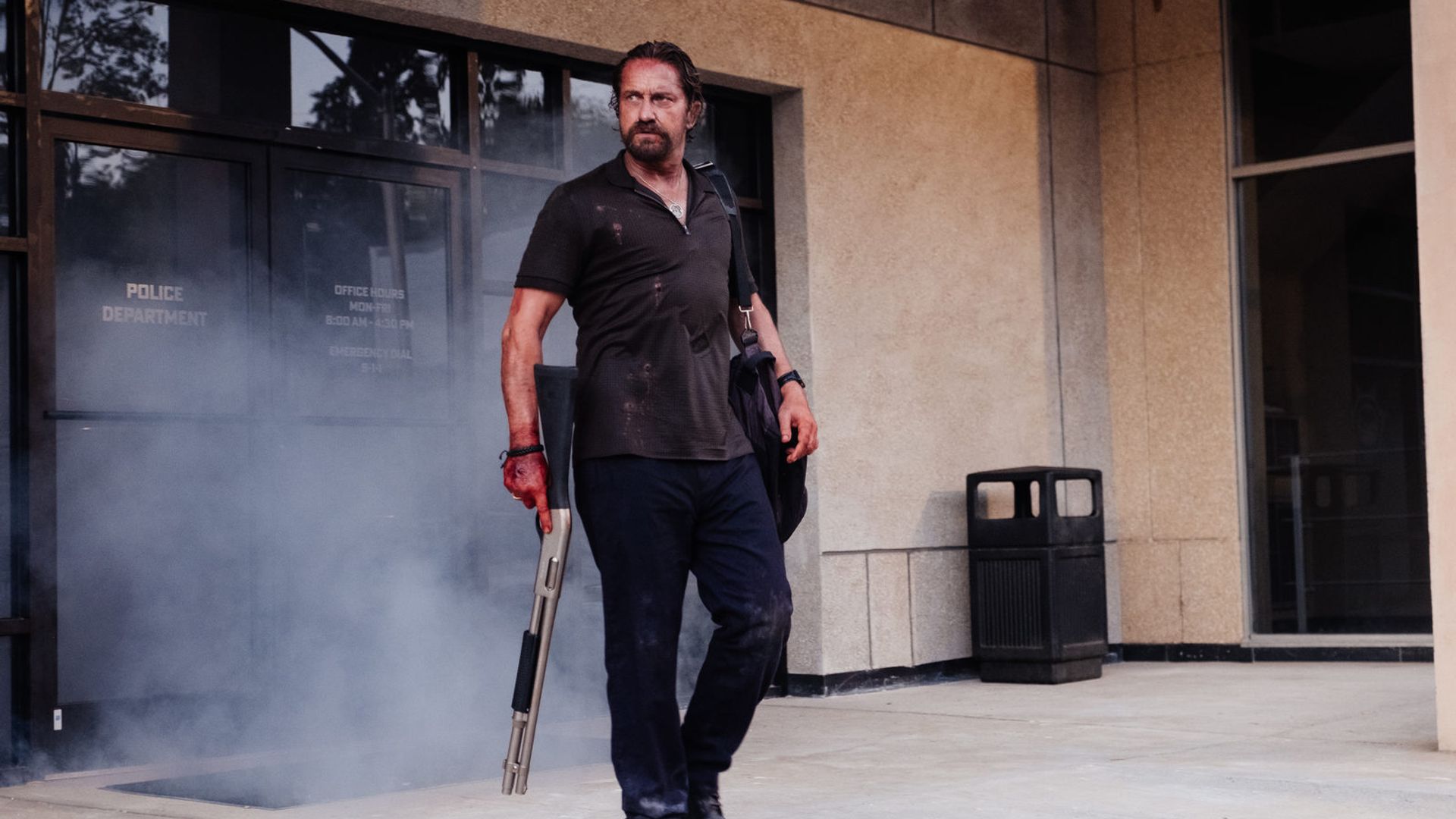 Gerard Butler stojący z bronią w ręku, kadr z filmu