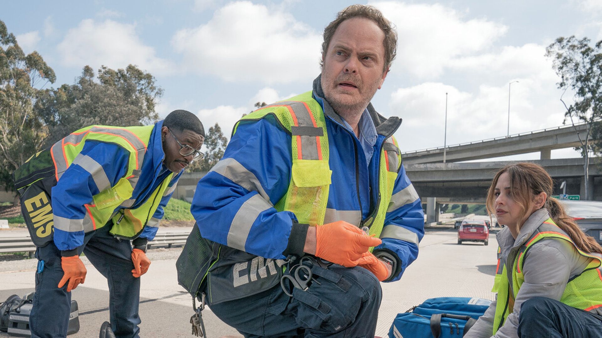 Rainn Wilson w mundurze ratownika medycznego patrzy z niepokojem