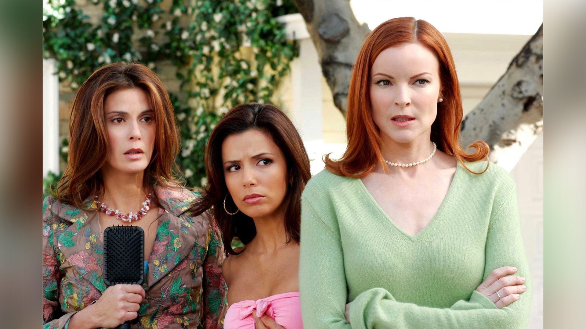 Teri Hatcher, Eva Longoria i Marcia Cross stoją z naburmuszonymi minami, ich oczy wpatrują się czujnie przed siebie