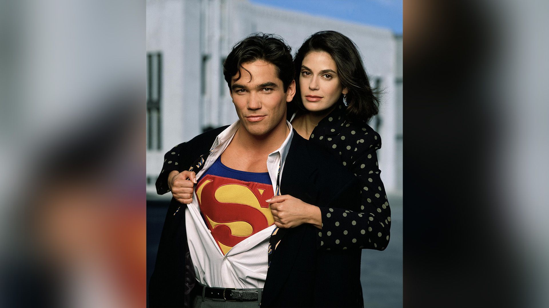 Teri Hatcher obejmuje Deana Caina za ramiona, gdy ten odsłania kostium Supermana spod koszuli