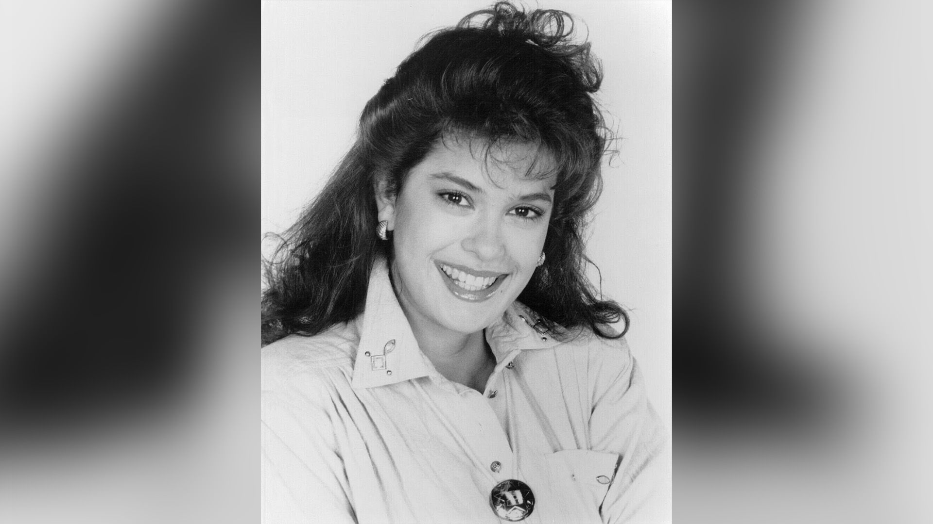 Młoda Teri Hatcher w jasnej koszuli