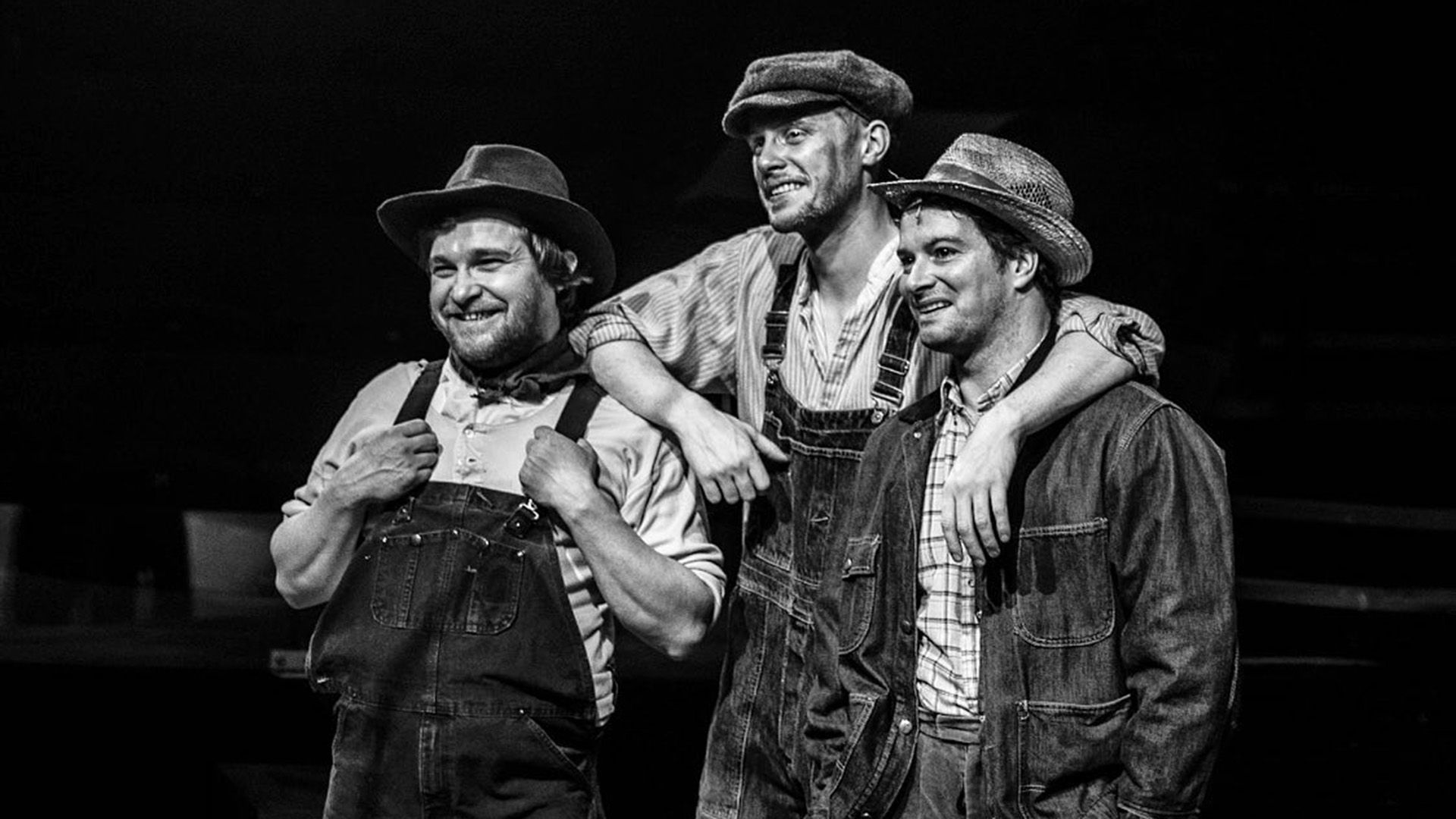 Max Parker i dwóch mężczyzn w dżinsowych ogrodniczkach i farmerskich kapeluszach