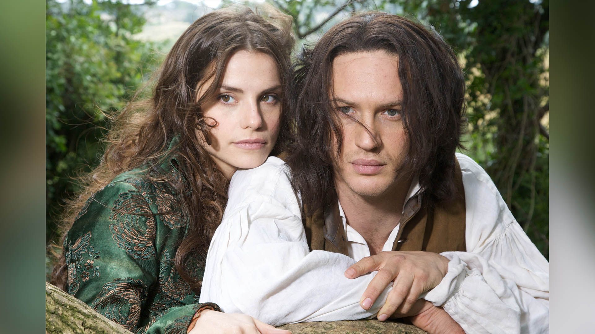 Charlotte Riley w zielonej sukni i Tom Hardy w białej koszuli z długimi włosami