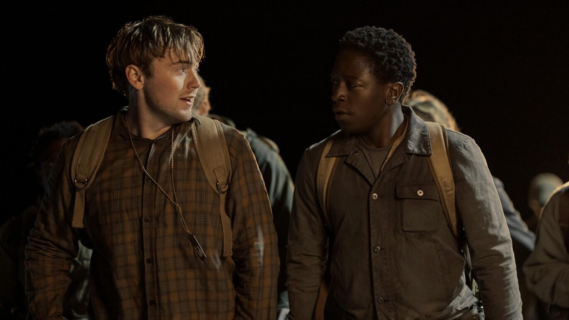 David Jonsson słucha Coopera Hoffmana, który coś mu opowiada