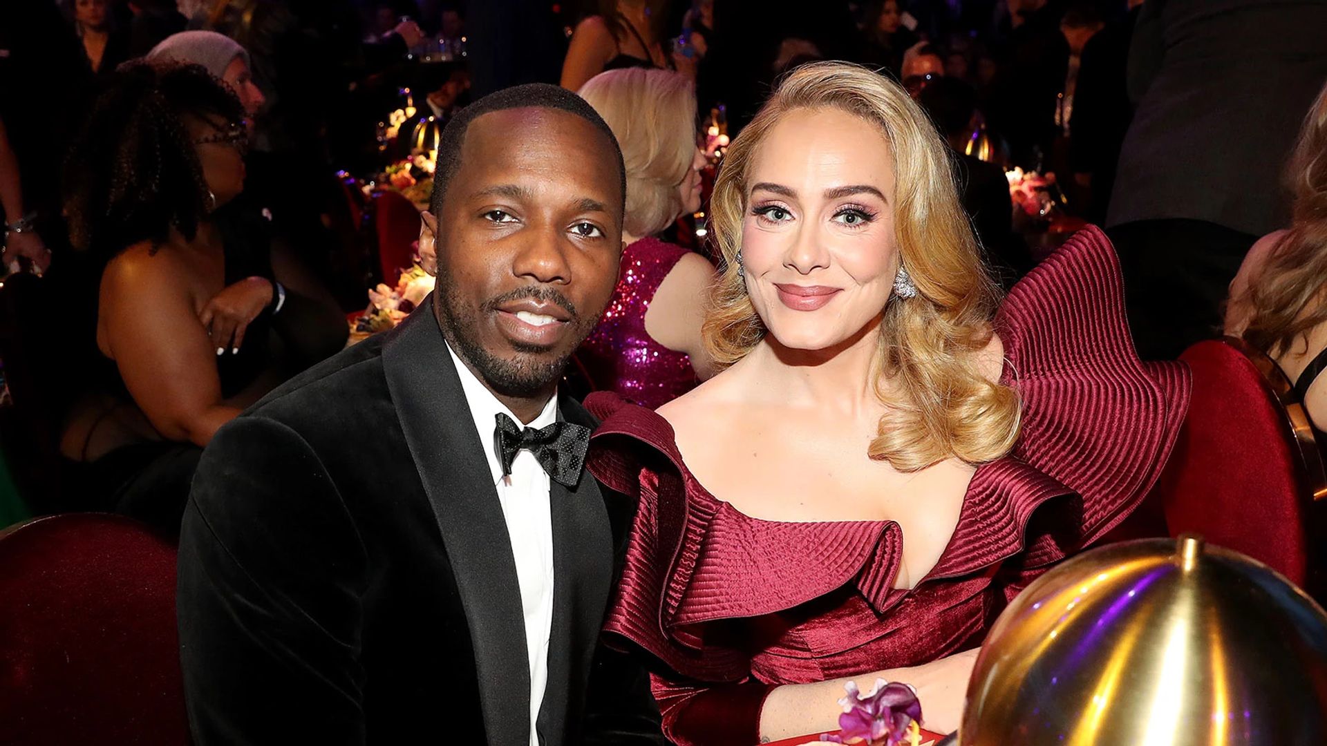 Adele i Rich Paul pozują do zdjęcia w wieczorowych strojach podczas wydarzenia towarzyskiego