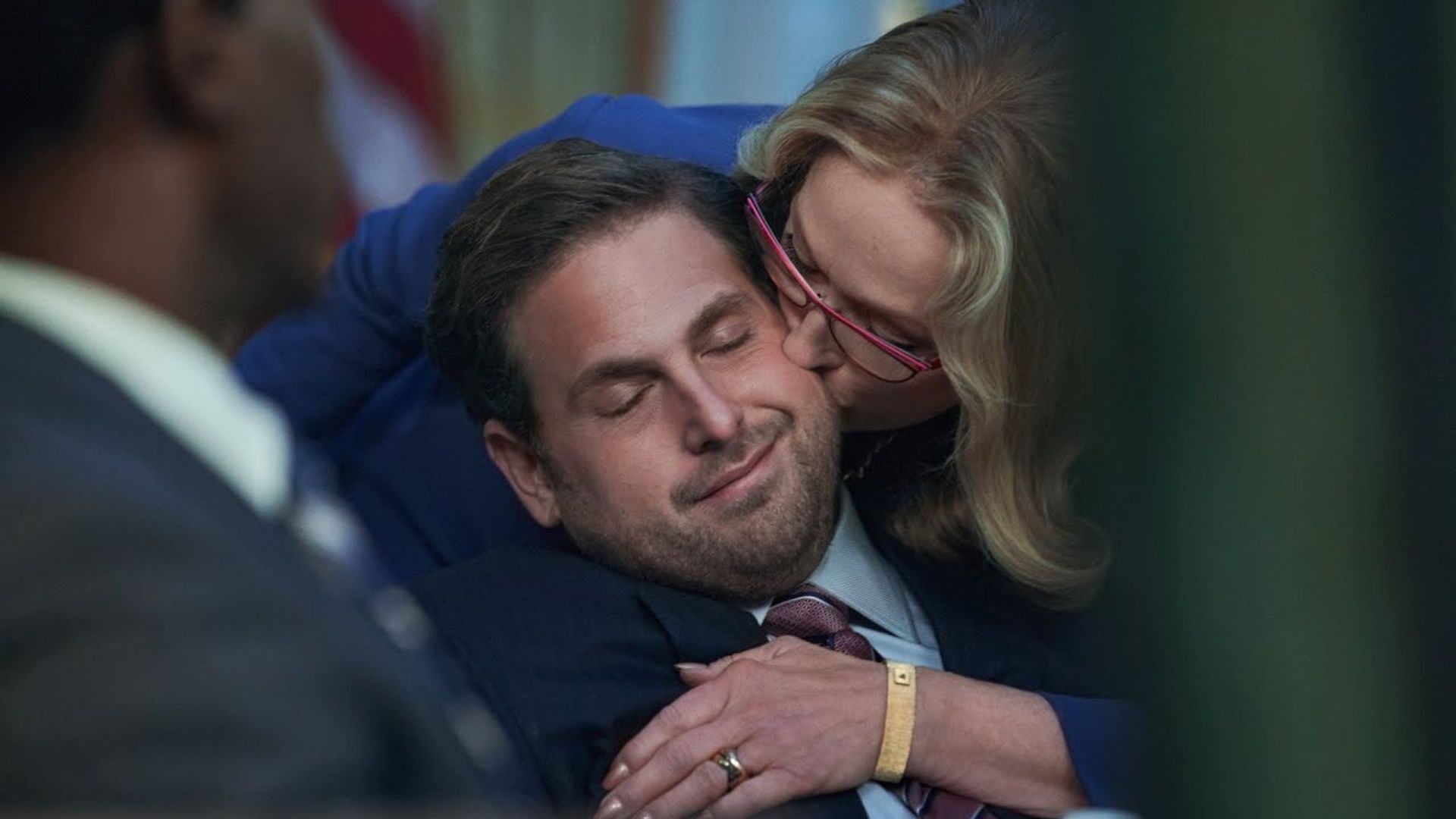 Meryl Streep czule całuje Jonaha Hilla w policzek, scena z filmu