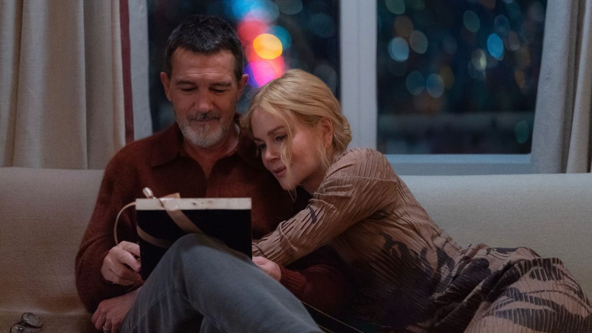 Antonio Banderas i Nicole Kidman siedzący na kanapie w objęciach, scena z filmu