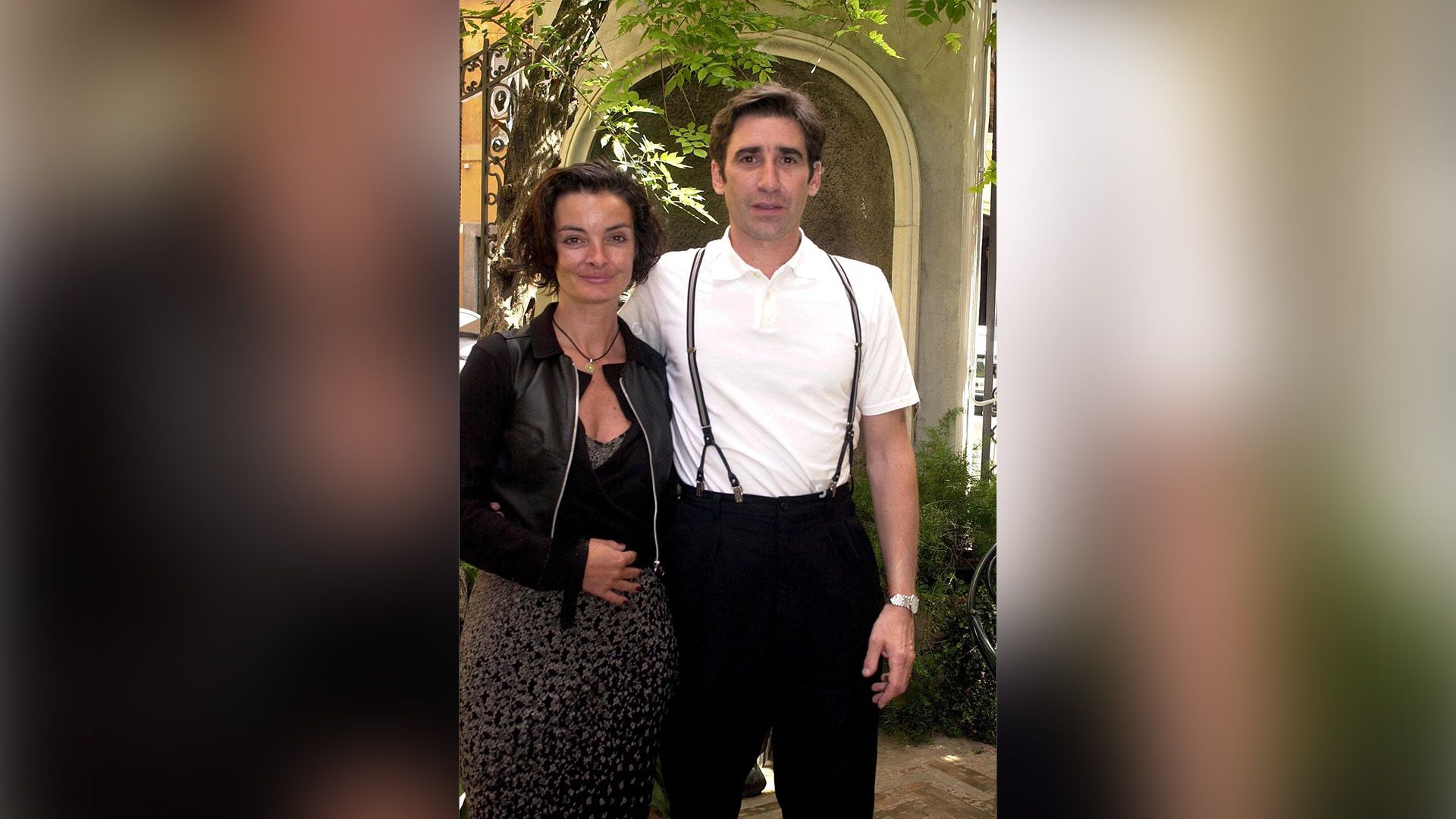 Mary McGuckian w czarnej sukience i John Lynch w białej koszuli i szelkach