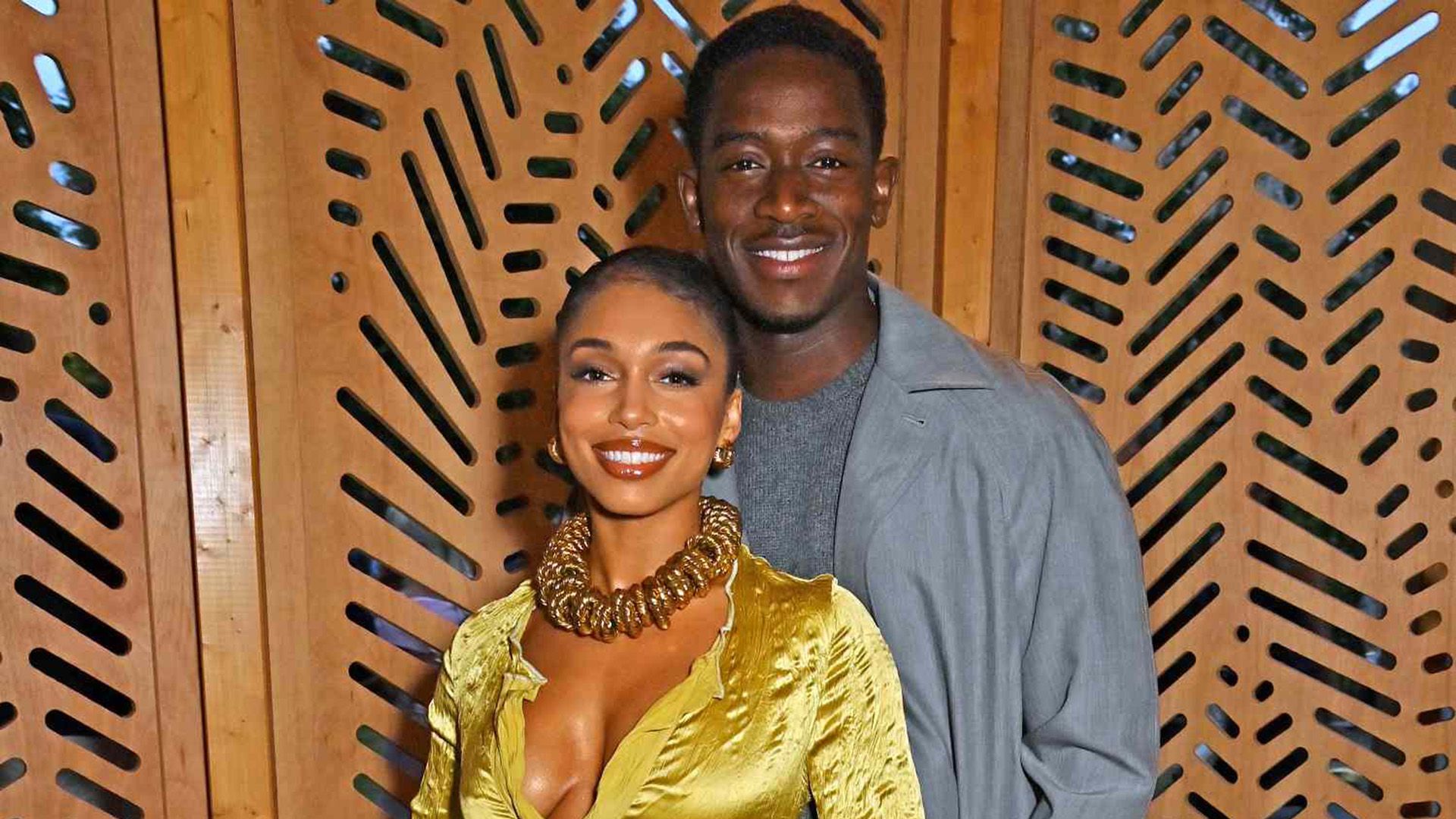 Damson Idris w szarej koszuli i Lori Harvey w żółtej bluzce