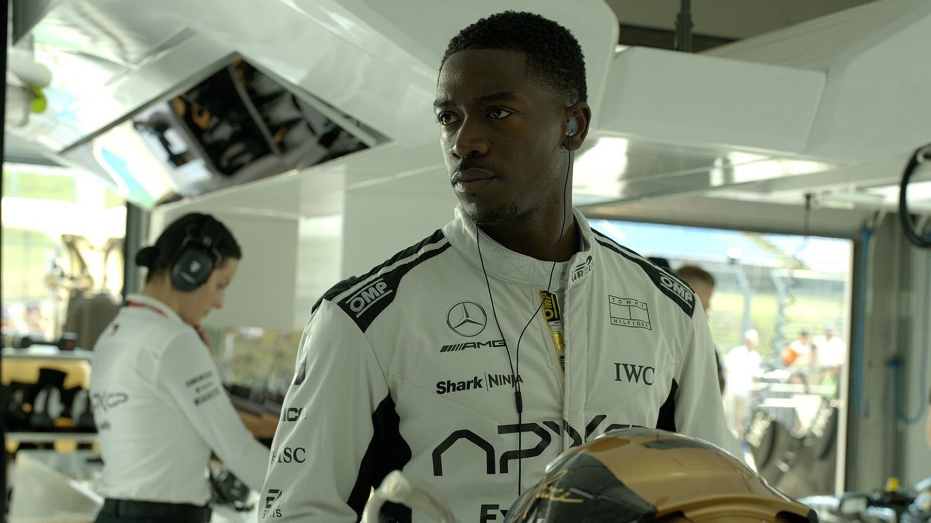 Damson Idris w białym kombinezonie wyścigowym