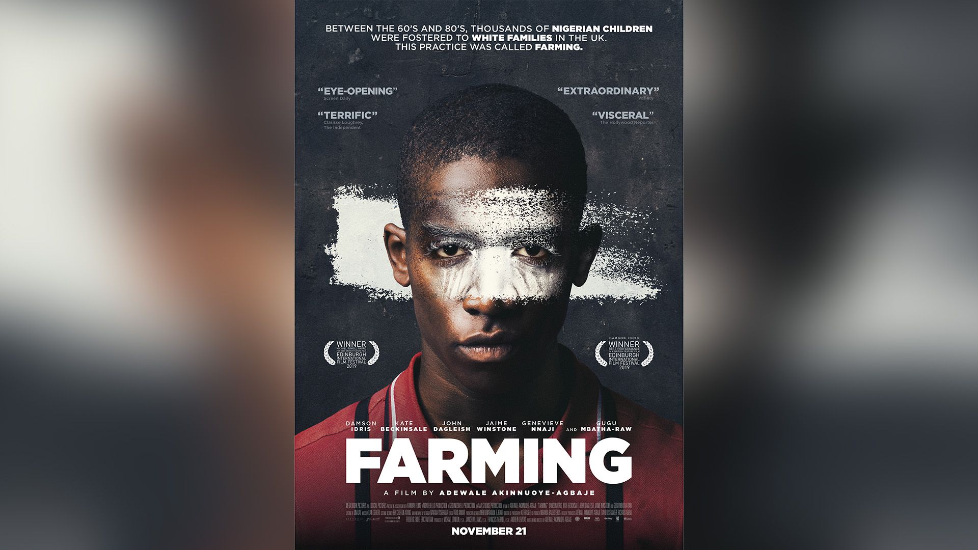 Plakat filmu Farming z Damsonem Idrisem, którego twarz pokryta jest białą farbą