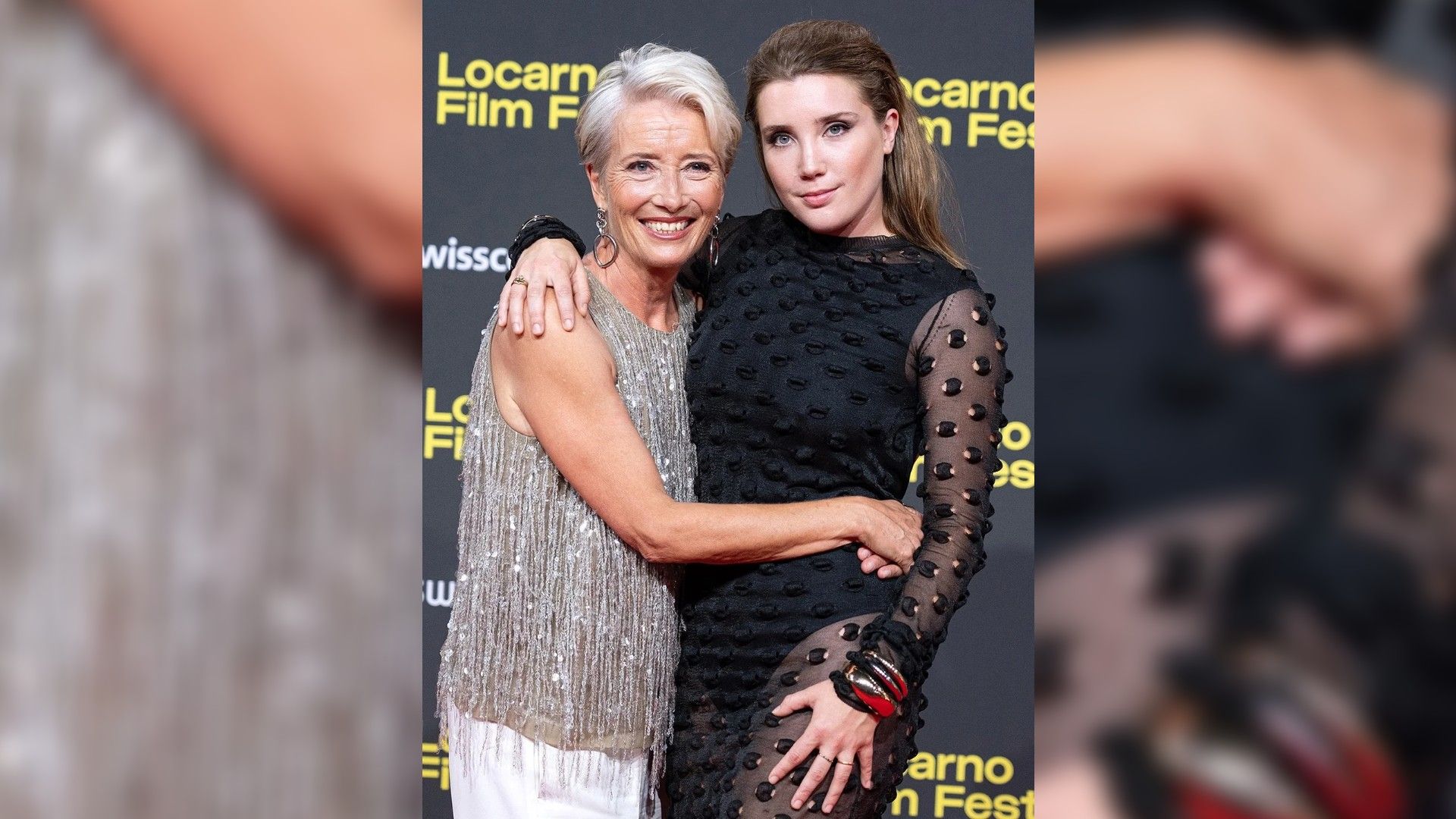 Emma Thompson przytula córkę na czerwonym dywanie festiwalu filmowego
