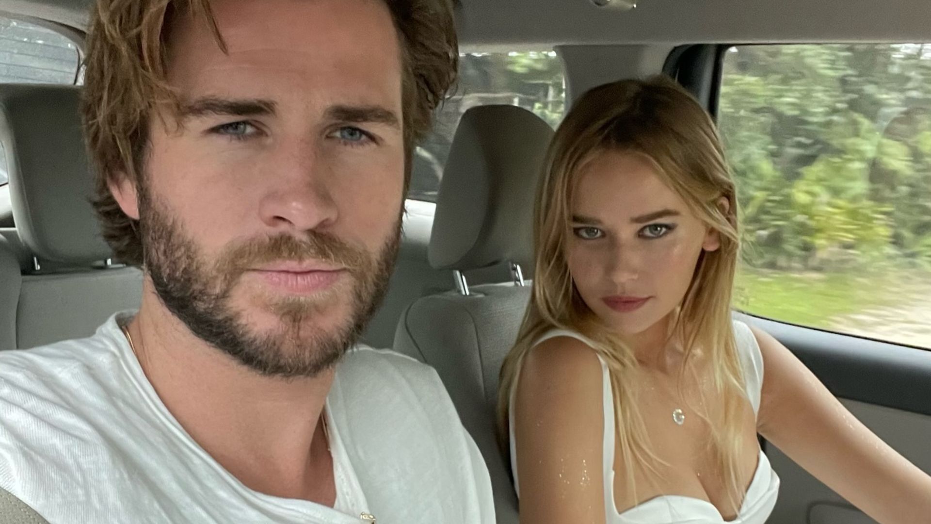 Liam Hemsworth i Gabriella Brooks robiący selfie w samochodzie