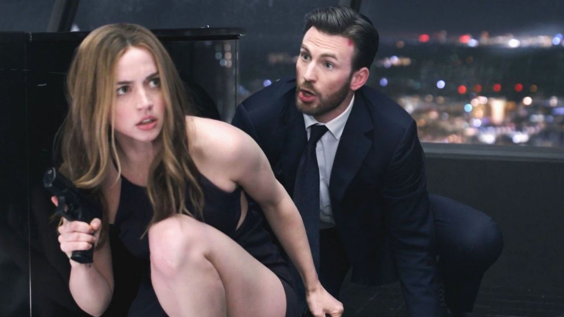 Ana de Armas i Chris Evans wyglądają na spięych i skoncentrowanych jakby szykowali się do akcji