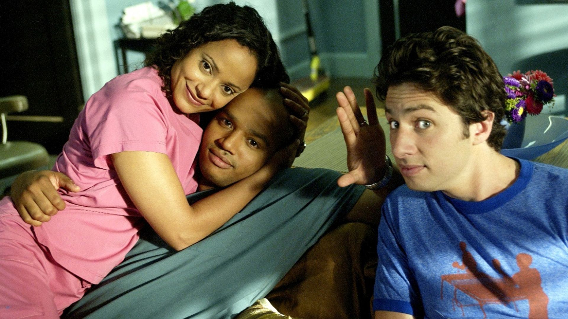 Judy Reyes przytula Donalda Faisona, a Zach Braff siedzi obok