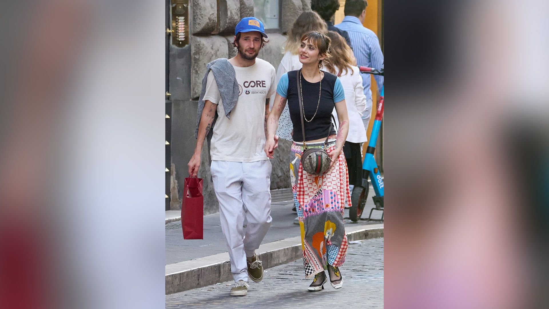 Zoe Bleu i Hopper Penn spacerują ulicą trzymając się za ręce