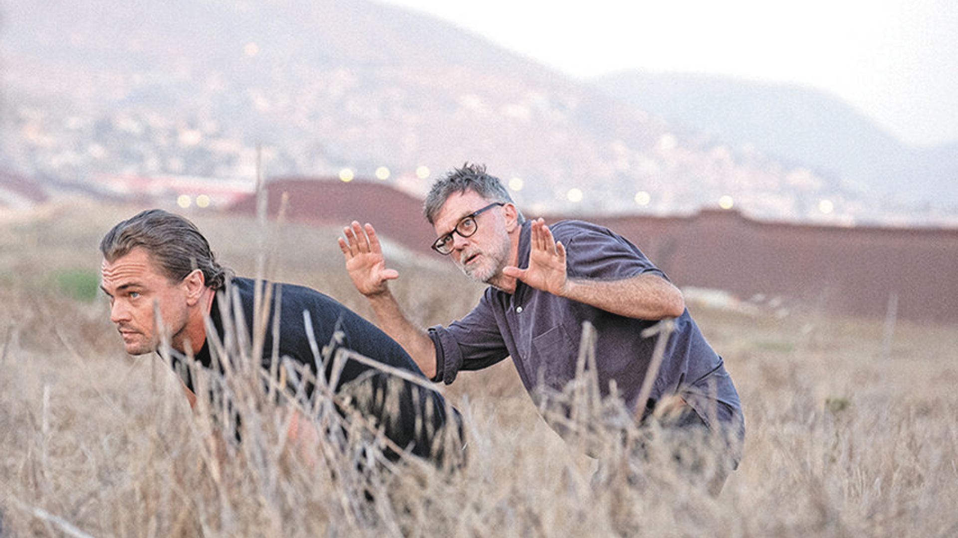 Leonardo DiCaprio i Paul Thomas Anderson idący przez pole, ukrywający się w trawie