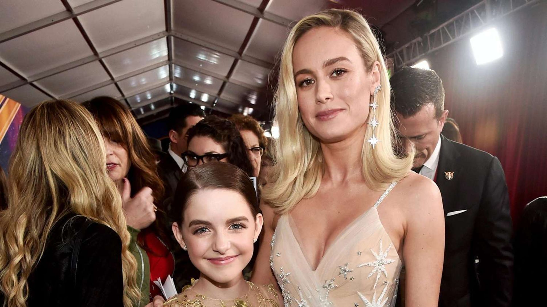 Mckenna Grace i Brie Larson pozują razem, Brie przytula dziewczynę