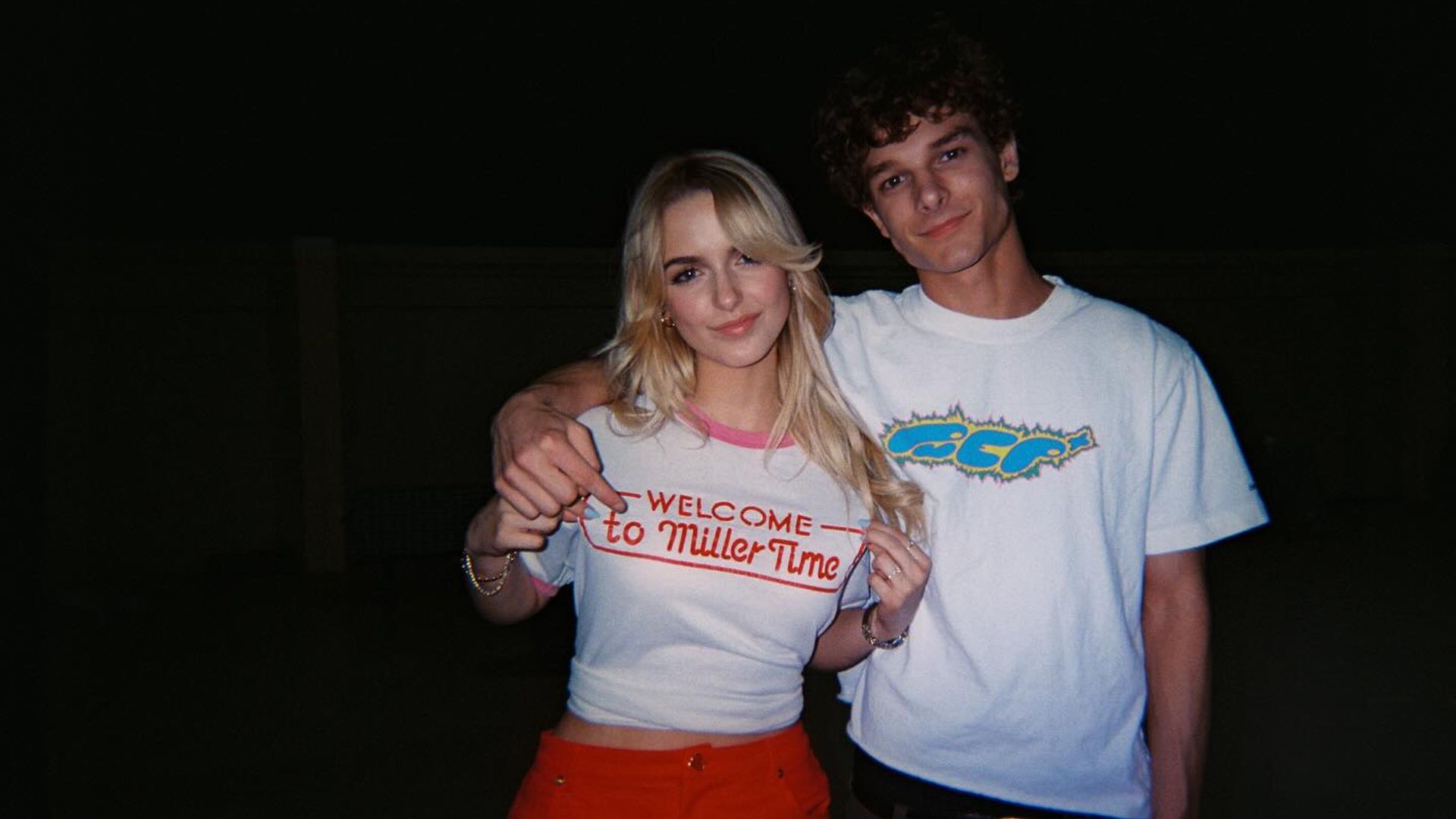 Mckenna Grace i Mason Thames pozują razem do zdjęcia