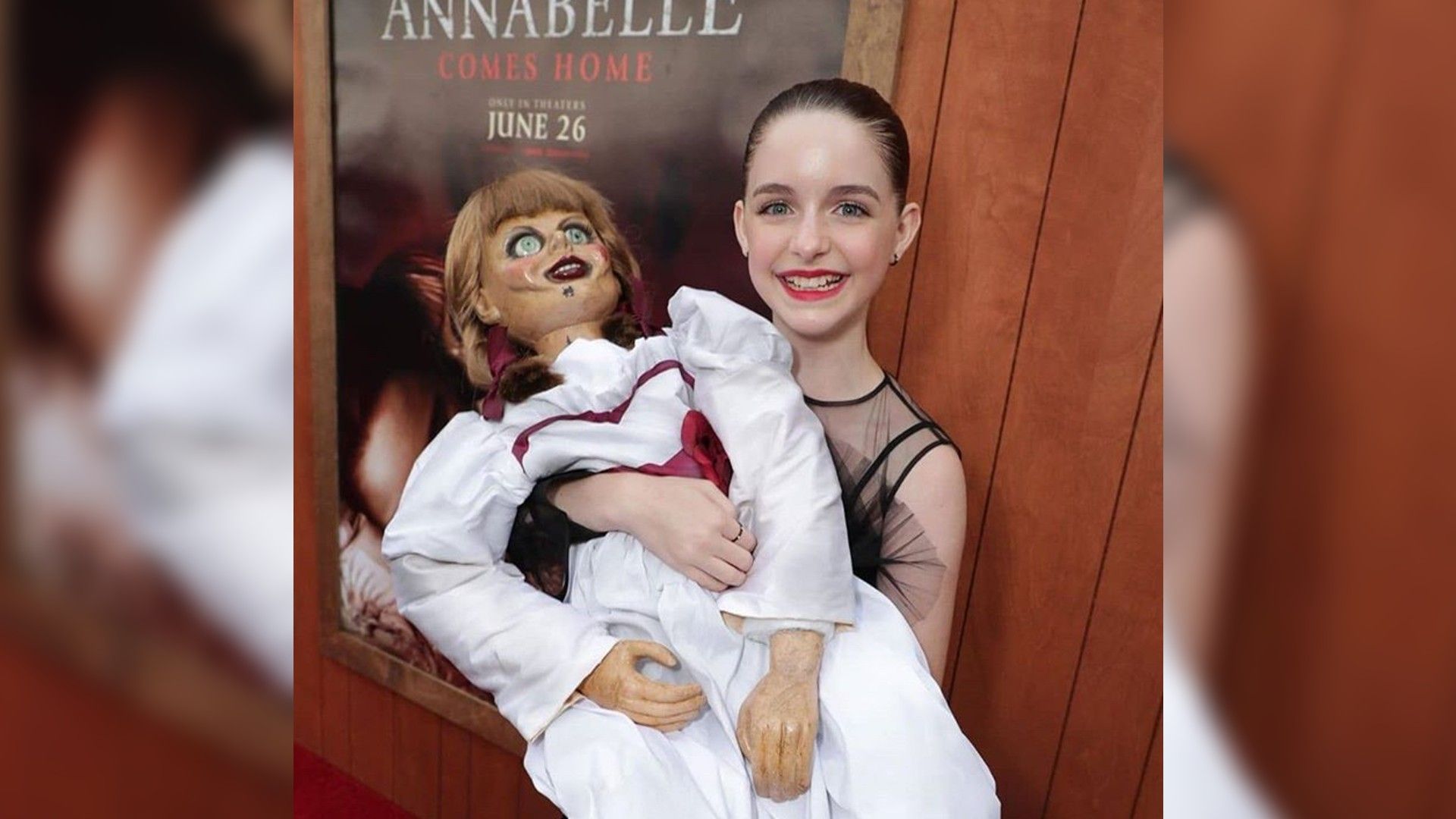 Mckenna Grace trzyma przerażającą lalkę i się uśmiecha