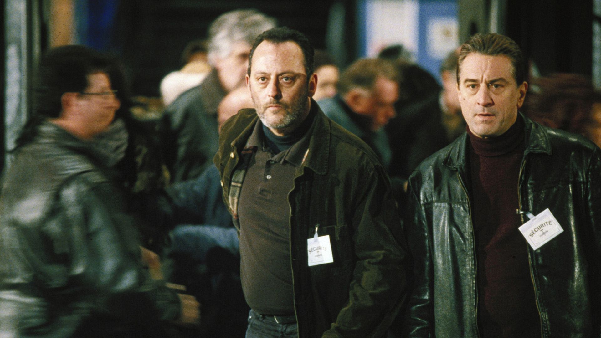 Jean Reno i Robert De Niro w czerni z plakietkami "security" na piersiach